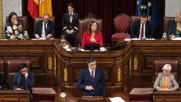 El presidente del Gobierno en funciones y candidato a la reelección, Pedro Sánchez, interviene durante la primera sesión del debate de investidura como presidente de Gobierno, en el Congreso de los Diputados, a 15 de noviembre de 2023, en Madrid (España). El Salón de Plenos del Congreso acoge hoy y mañana, 16 de noviembre, el debate de investidura del presidente del Gobierno en funciones, Pedro Sánchez. El secretario general del PSOE tiene el apoyo de 179 diputados de los 350 del Congreso. Está previsto que votarán a favor de que el líder socialista sea presidente del Gobierno tras exponer su programa PSOE, Sumar, ERC, Junts, EH Bildu, PNV, BNG y Coalición Canaria frente a los 171 en contra de PP, Vox y UPN. El acto se celebra en un momento de tensión por las concentraciones en la sede del PSOE en Ferraz y protestas en contra de la ley de amnistía registrada por los socialistas que beneficia a los implicados del 'procés'.
15 NOVIEMBRE 2023;MADRID;INVESTIDURA;SÁNCHEZ;CONGRESO DE LOS DIPUTADOS;ACUERDO PSOE Y JUNTS;AMNISTÍA
Eduardo Parra / Europa Press
15/11/2023