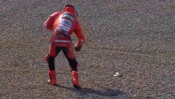 Marc Márquez se toca el hombro derecho lesionado en el GP de Indonesia de MotoGP.