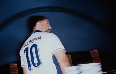 Un seguidor de Jude Bellingham, de la selección inglesa, posa en Wembley Way antes del partido amistoso internacional entre Inglaterra y Uruguay en el estadio de Wembley.