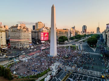 Aficionados argentinos se congregaron en la Plaza del Obelisco en Buenos Aires como homenaje a Diego Armando Maradona y llorar juntos su pérdida