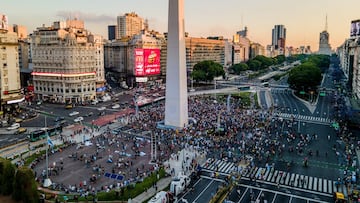 Aficionados argentinos se congregaron en la Plaza del Obelisco en Buenos Aires como homenaje a Diego Armando Maradona y llorar juntos su pérdida