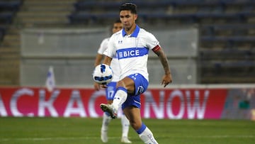 Futbol, Universidad Catolica vs Sao Paulo.
Copa Sudamericana 2022.
El jugador de Universidad Catolica Felipe Gutierrez,  centro, juega el balón contra Sao Paulo durante el partido por los octavos de final de la Copa Sudamericana realizado en el estadio San Carlos de Apoquindo, Santiago, Chile.
30/06/2022
Jonnathan Oyarzun/Photosport

Football, Universidad Catolica vs Sao Paulo.
2022 Copa Sudamericana Championship.
Universidad Catolica’s player Felipe Gutierrez,  center, play the ball against Sao Paulo during match round of 16 of Copa Sudamericana championship held at San Carlos de Apoquindo stadium in Santiago, Chile.
06/30/2022
Jonnathan Oyarzun/Photosport