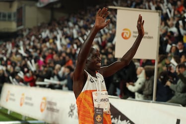 El atleta keniano Geoffrey Kamworor celebra su victoria en la prueba internacional de la San Silvestre Vallecana.