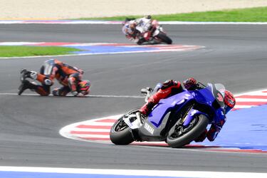 Caída del piloto español de Red Bull KTM Tech3, Maverick Viñales, en la vuelta cinco del Gran Premio de San Marino.
