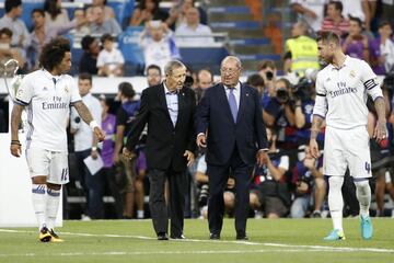 Raymond Kopa recibió el homenaje del Real Madrid durante la celebración del Trofeo Santiago Bernabéu en agosto de 2016. Kopa realizó junto a Paco Gento, presidente de honor del Real Madrid y compañero del francés, el saque de honor de aquel encuentro amistoso.