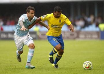 El defensa del Celta de Vigo, Hugo Mallo, pugna por un balón con el centrocampista argentino de Las Palmas, Juan Culio, en el partido de la tercera jornada de Liga jugado en el estadio de Balaídos.