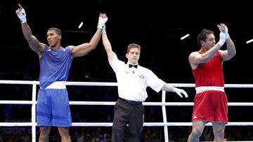 Anthony Joshua y Zhang Zhilei al t&eacute;rmino de su pelea durante los Juegos Ol&iacute;mpicos de Londres 2012.