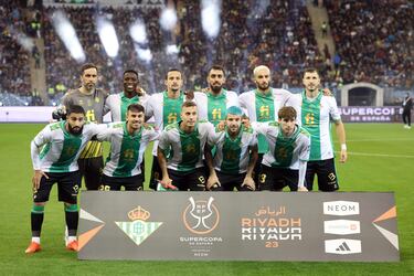 Equipo del Betis. Claudio Bravo, Luiz Henrique, Luiz Felipe, Borja Iglesias, Germán Pezzella y Guido Rodríguez. Agachados: Nabil Fekir, Rodri, Sergio Canales, Aitor Ruibal y Juan Miranda.