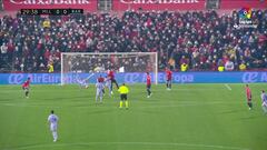 Un 'cortado' del Barça casi hace el gol del año: ¡qué acrobacia!