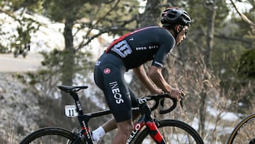 Egan Bernal, en plena ascensión del Tour de la Provenza.