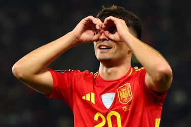 Pedri celebra el gol del 4-0 durante el partido de semifinales de la Liga de Naciones de la UEFA entre España y Francia, en Stuttgart, Alemania.