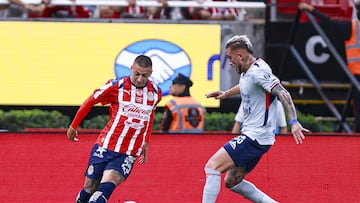 Roberto Alvarado (L) of Guadalajara fights for the ball with Gonzalo Piovi (R) of Cruz Azul during the 7th round match between Guadalajara and Cruz Azul as part of the Liga BBVA MX, Torneo Apertura 2025 at Akron Stadium, on August 30, 2025 in Guadalajara, Jalisco, Mexico.