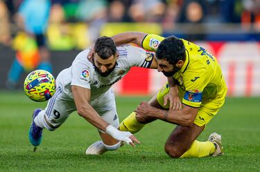 El defensa del Villarreal Raúl Albiol y el delantero francés del Real Madrid karim Benzemá durante el partido de la jornada 16 de LaLiga Santander.