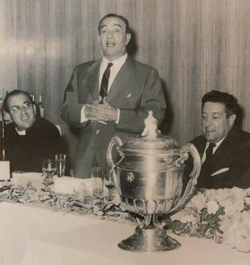 Alierta, en pleno discurso en la recepción en el Ayuntamiento con la Copa de 1966, flanqueado por el presidente Waldo Marco y el capellán del Real Zaragoza, Juan Antonio Gracia.