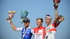 Hirt, acompa&ntilde;ado en el podio del Tour de Om&aacute;n por Masnada y Rui Costa.