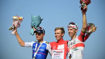 Hirt, acompañado en el podio del Tour de Omán por Masnada y Rui Costa.