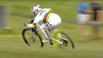 Ciclista con mallot arcoíris de campeona del mundo en la Copa del Mundo de Loudenvielle (Canadá) 2025