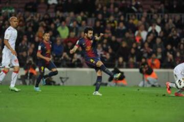 Cesc Fábregas anotando el 5-0 del Barcelona al Mallorca, su tercer gol en el partido.