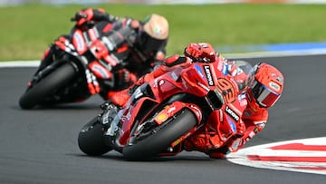 Marc Márquez lidera con la Ducati de MotoGP por delante de la Aprilia de Marco Bezzecchi en Misano.