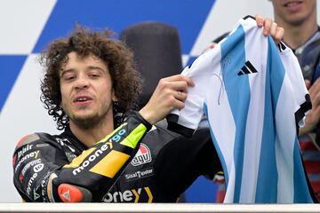 El piloto italiano Marco Bezzecchi muestra la camiseta de la selección de Argentina firmada por Lionel Messi.