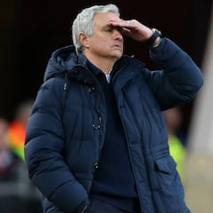 En solo un mes y medio a Mou se le acumulan los problemas