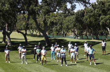 El Real Club Valderrama, ubicado en San Roque (Cádiz), acogió el Estrella Damm Andalucía Masters de golf, uno de los torneos nacionales más prestigiosos, que pudo salvar esta edición 2020. Eso sí, habrá ausencias como las de Jon Rahm y Sergio García, y, sobre todo, la del público, ya que no está permitido por la pandemia.