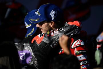 El piloto español de Ducati, Jorge Martín (izq.), nuevo campeón del mundo, es felicitado por el piloto italiano de Ducati, subcampeón este año y campeón en 2022 y 2023, Francesco Bagnaia, tras el Gran Premio Solidario de Barcelona de MotoGP.