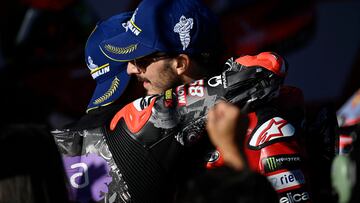 Emotivo abrazo de Bagnaia a Martín en el parque cerrado.