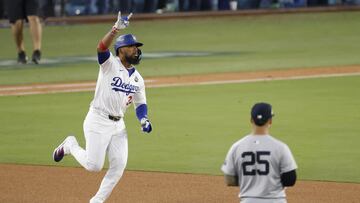 Los Angeles (United States), 26/10/2024.- Los Angeles Dodgers Teoscar Hernández (L) reacts after hitting a two-run home run off New York Yankees pitcher Carlos Rodón during the third inning of the Major League Baseball (MLB) World Series game two between the American League Champion New York Yankees and the National League Champion Los Angeles Dodgers in Los Angeles, California, USA, 26 October 2024. The World Series is the best-of-seven games. (Nueva York) EFE/EPA/CAROLINE BREHMAN