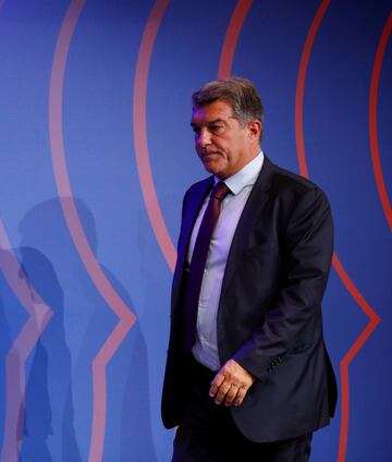 Llegada del presidente del FC Barcelona, Joan Laporta, al auditorio 1899 para la rueda de prensa de esta mañana.