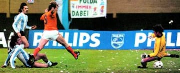 El 25 de junio de 1978 se jugó la final del Mundial de Argentina en el Estadio Monumental entre el equipo anfitrión y Holanda. En la imagen, Kempes marca uno de sus dos goles. 
 