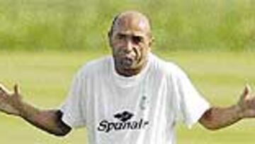 <b>PREOCUPADO</B>. Pacheco cree que si las incorporaciones no llegan pronto, su equipo perderá opciones de cara a la Supercopa.