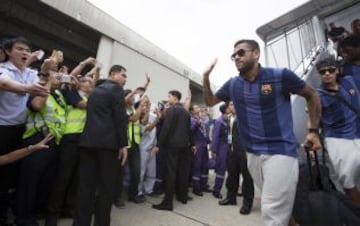 Alves y Neymar en su llegada al aeropuerto.