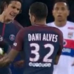 'Guerra civil' entre Cavani y Neymar por tirar un penalti...