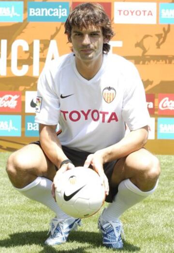 In 2006 , he returned to Spain to sign for Valencia.