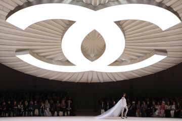 Una modelo camina por la pasarela durante el desfile de Alta Costura Primavera/Verano 2024 de Chanel como parte de la Semana de la Moda de París el 23 de enero de 2024 en París, Francia.