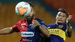 Colombia&#039;s Independiente Medellin Andres Cadavid (L) and Argentina&#039;s Boca Juniors Walter Bou vie for the ball during their closed-door Copa Libertadores group phase football match at the Atanasio Girardot Stadium in Medellin, Colombia, on September 24, 2020, amid the COVID-19 novel coronavirus pandemic. (Photo by Fernando Vergara / POOL / AFP)