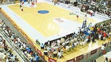 <b>ENTREGADOS. </b>Los aficionados de Alicante volvieron a llenar el Centro de Tecnificación y a disfrutar con el juego de la Selección española.