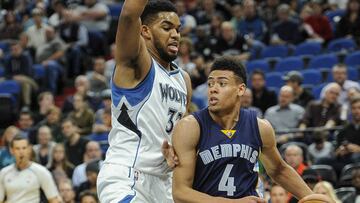 MIN01. MIINEAPOLIS (ESTADOS UNIDOS), 01/11/2016.- Wade Baldwin IV (d) de Memphis Grizzlies en acción ante Karl-Anthony Towns (i) de Minnesotta Timberwolves hoy, martes 1 de noviembre de 2016, durante un juego de la NBA en el Target Center de Minneapolis, Minnesota (Estados Unidos). EFE/CRAIG LASSIG