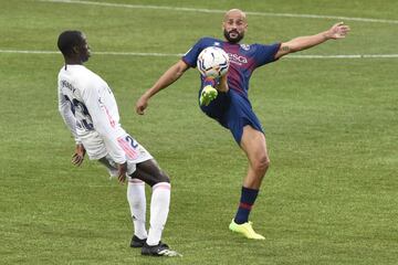 Mikel Rico, con Mendy en un partido frente al Real Madrid.