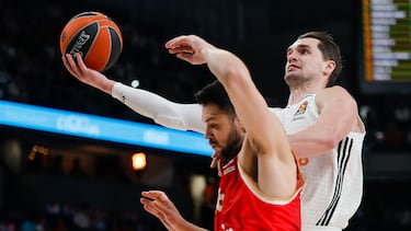 Mario Hezonja entra a canasta ante Kostas Papanikolaou durante el encuentro correspondiente al playoff de la Euroliga que disputaron el Real Madrid y el Olympiacos en el Movistar Arena, en Madrid.