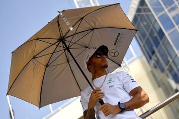 El piloto brit¨¢nico de Mercedes Lewis Hamilton, tuvo que usar el paraguas para protegerse del sol.