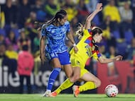Tigres' forward #12 Diana Ordonez (L) and America's midfielder #20 Nicolette Hernandez fight for the ball during the Liga MX Femenil Apertura final first leg football match between America and Tigres at Ciudad de los Deportes Stadium in Mexico City on November 20, 2025. (Photo by Rodrigo Oropeza / AFP)