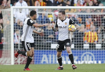 Santi Mina celebra el 1-2 con Coquelin. 