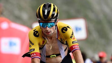 El ciclista esloveno Primoz Roglic cruza la línea de meta en la etapa del Tourmalet en La Vuelta.