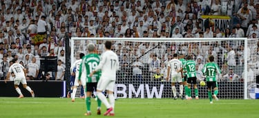 El jugador del Real Madrid, Gonzalo García, marca el 4-1 al Real Betis. 