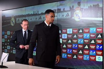 Emilio Butragueño acompaña a Alexander-Arnold durante la rueda de prensa de presentación.
