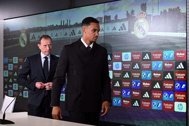 Emilio Butragueño acompaña a Alexander-Arnold durante la rueda de prensa de presentación. 