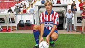 <b>VUELVE AL SPORTING</b>. Dorado fue presentado ayer como jugador rojiblanco después de haber estado una temporada en el Rayo Vallecano.