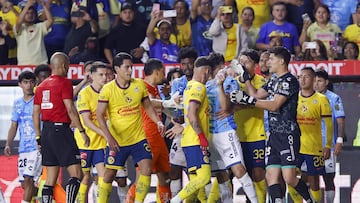 Cristian Calderon of America and Santiago Homenchenko of Pachuca during the 14th round match between Pachuca and America as part of the Liga BBVA MX, Torneo Clausura 2025 at Hidalgo Stadium, on April 05, 2025 in Pachuca, Hidalgo, Mexico.